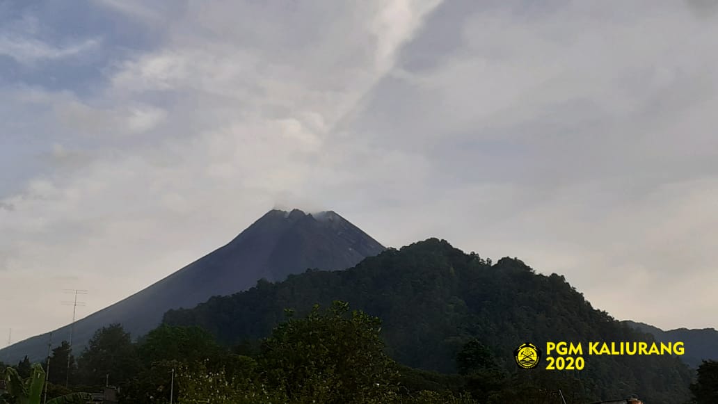 BPPTKG's tweet photo. Via PGM.Kaliurang visual #Merapi tampak, cuaca cerah, suhu udara 19.5 ยฐC, kelembaban 73 %rh, pressure 920 hpa, angin perlahan ke barat.
#statuswaspada https://t.co/24IflmcAaf