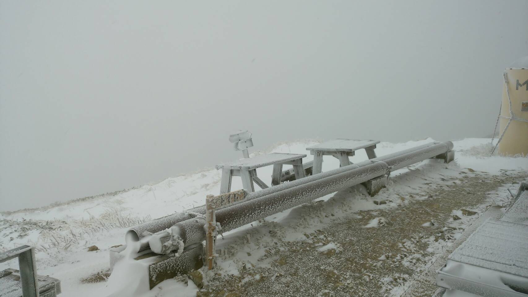 谷川岳肩ノ小屋 おはようございます 今朝7時半頃の天候は雪 気温 7度 北西の風7 12メートル 雪は平均10センチ位 吹きだまりは30センチ位つもりました 冬装備 軽アイゼン必須 避難小屋として利用可能 11月3日にてトイレは閉じました 谷川岳肩ノ小屋 おはようございます 今朝7時半頃の天候は雪 気温 7度 北西の風7 12メートル 雪は平均10センチ位 吹きだまりは30センチ位つもりました 冬装備 軽アイゼン必須 避難小屋として利用可能 11月3日にてトイレは閉じました