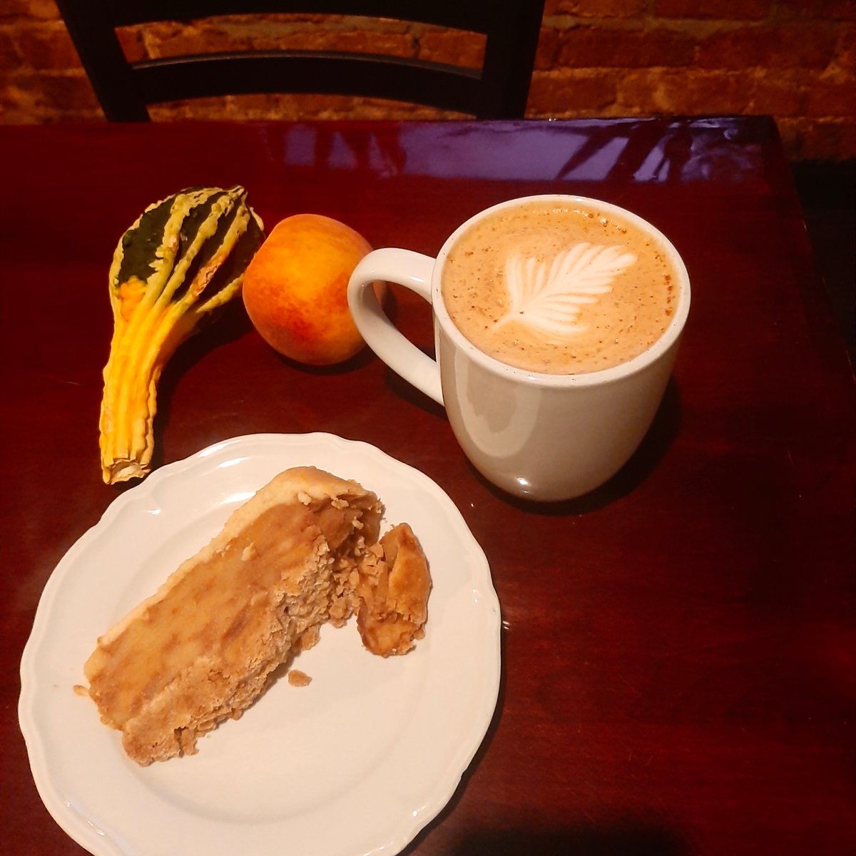 CoffeeUndergrnd's tweet photo. The perfect fall paring, try the apple cider pie with a white chocolate pumpkin spice latte🍂🍂🍂 https://t.co/iITcTrkEPs