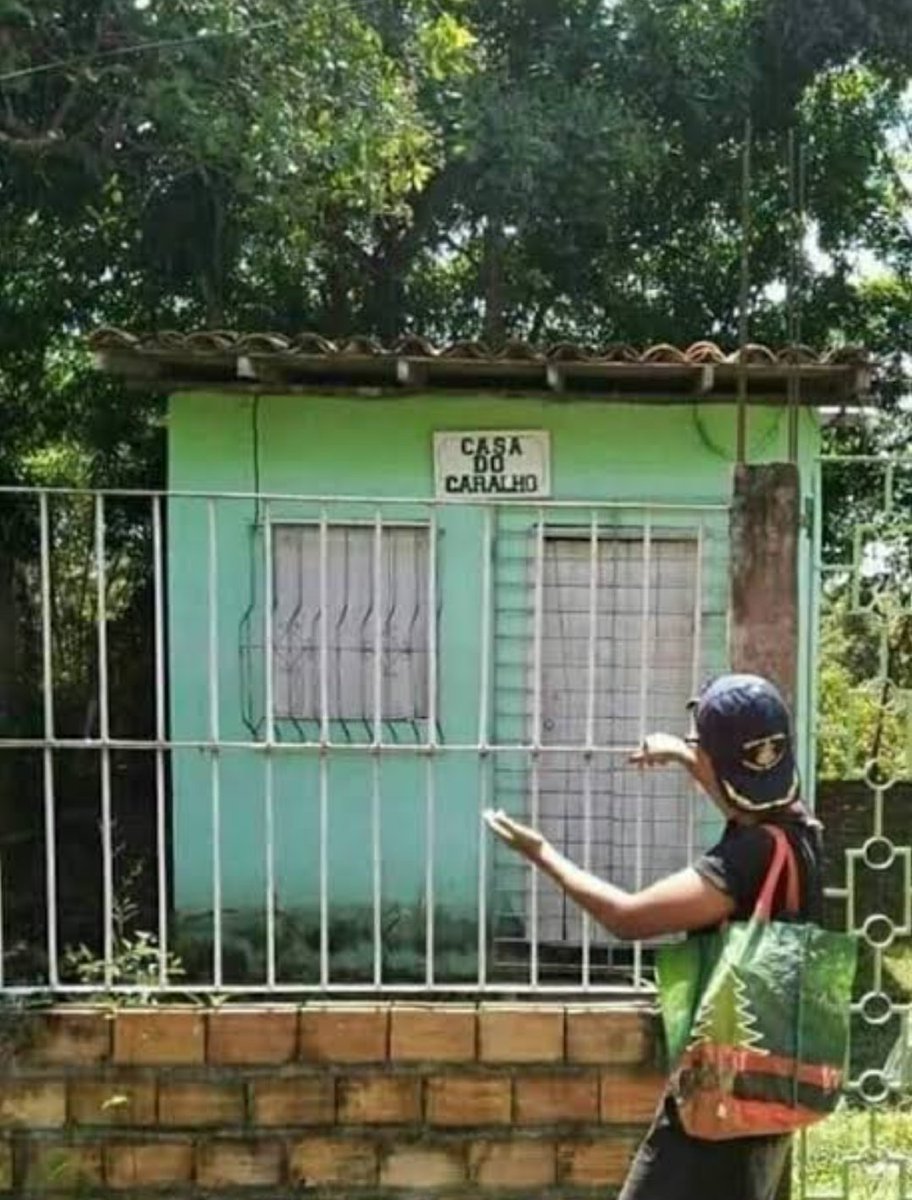 eemillyyyyyyyyy's tweet photo. "Racismo reverso existe"
                                      Biel. 

Eu : existe sim ... Claro!

Aonde ele existe : 
(Racismo reverso não existe seu estranho!) https://t.co/BXVgOlOpsW