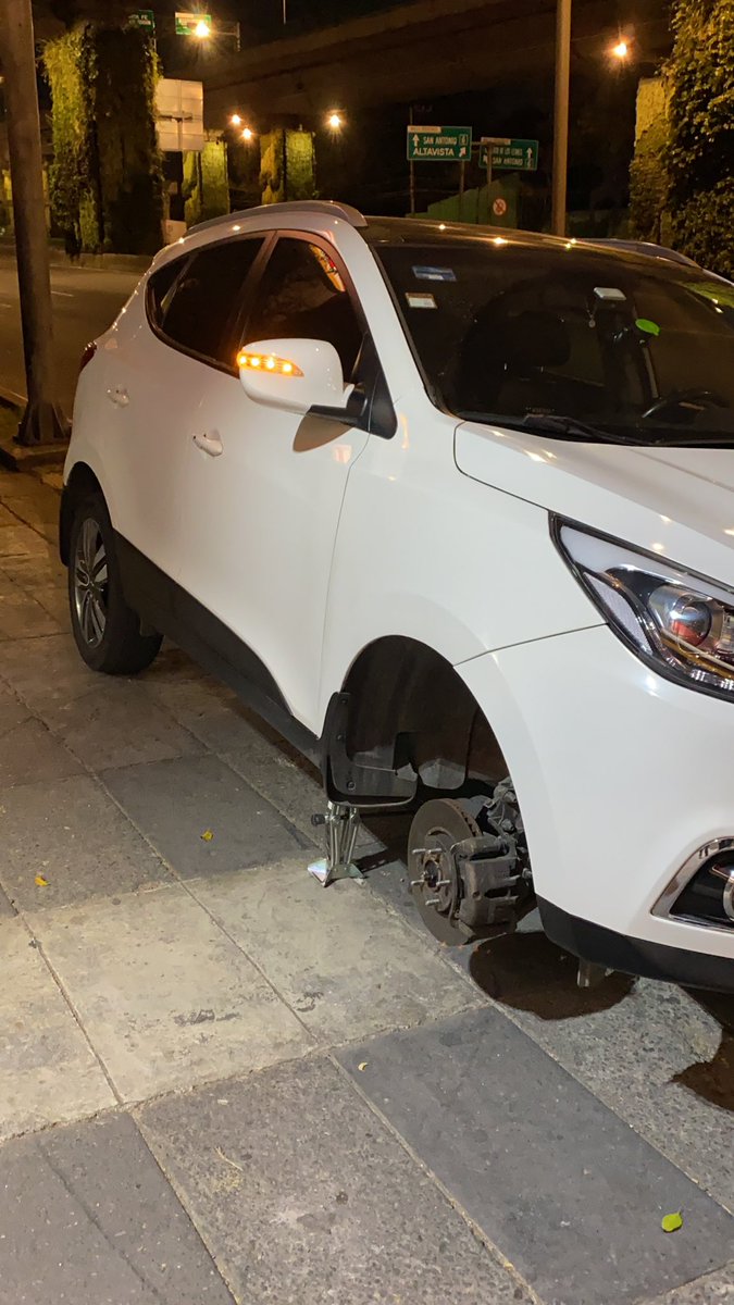 PadreHugui's tweet photo. Con este frío y un bache reventó mi llanta!! #NomasEsoMeFaltaba #Telible #NoPuedeSer https://t.co/u5Cy5OjZIO