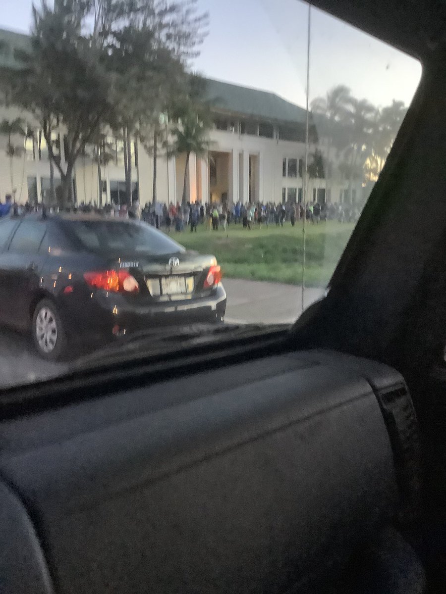 OahuGOP's tweet photo. One hour till polls close and Hawaii is voting in mass! @gophawaii @realDonaldTrump #blazeelectionstream https://t.co/DarnAAle1V