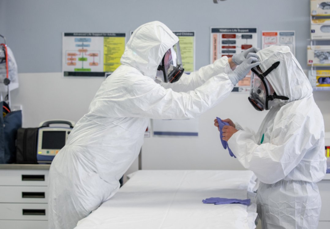 RoyalFlyingDoc's tweet photo. In the Flying Doctor's response to COVID-19, our crews are continuing to use Personal Protective Equipment (PPE) as a precaution for transfers involving patients with any respiratory illness.  #flyingdoctor #rfds #rfdsse https://t.co/DNFXQmtG9J