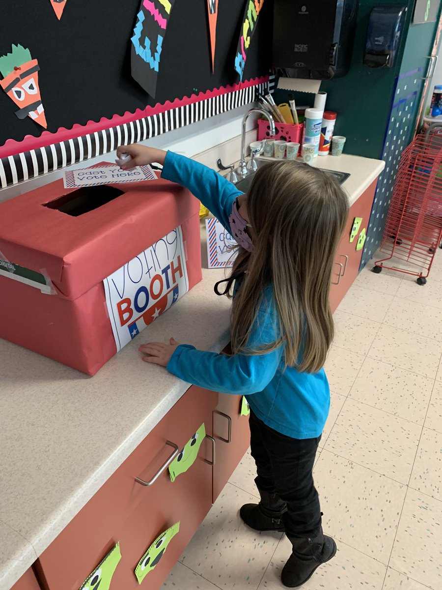 KNormoyleHBT's tweet photo. Hope you got your vote in! These kinders voted for their favorite cookie! The Oreo won by a landslide. ❤️🤍💙 Never to early to introduce the process. 🇺🇸 https://t.co/h0BUauJaE6