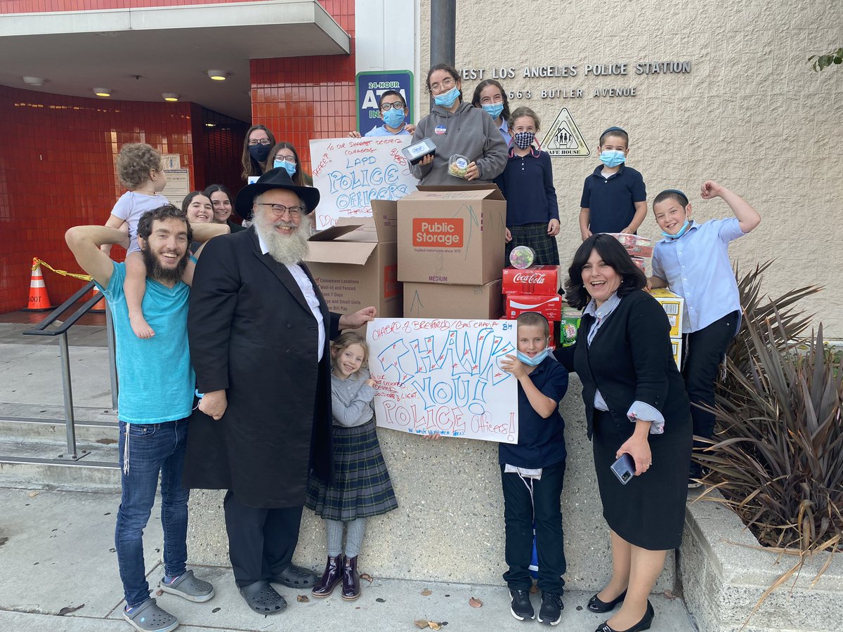 BillMelugin_'s tweet photo. As we were setting up for a live shot, Chabad of Brentwood just stopped by the west LA LAPD station to drop off dozens of boxes of pizza for the officers, and the entire school wrote cards for them. @CaptainJonTom @LAPDWestLA https://t.co/YSIPxU9dh2