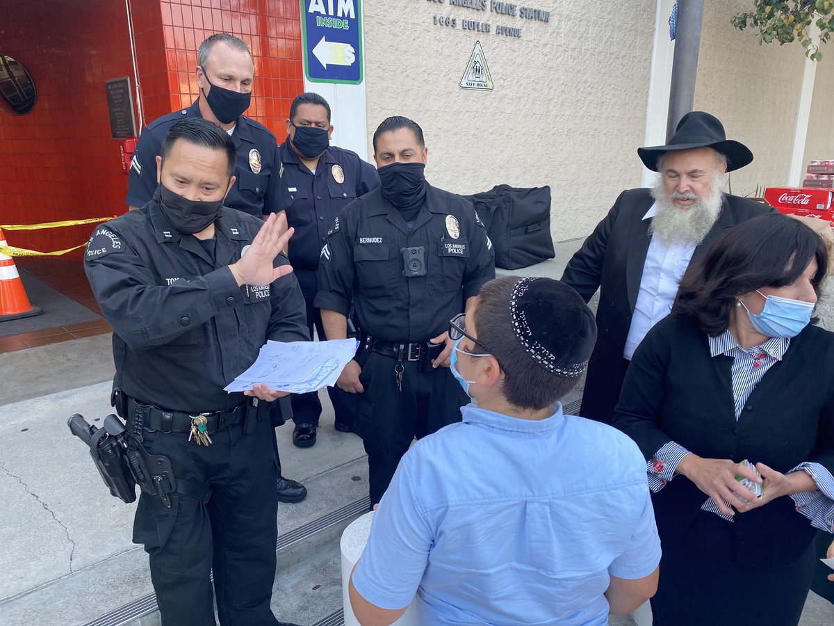 BillMelugin_'s tweet photo. As we were setting up for a live shot, Chabad of Brentwood just stopped by the west LA LAPD station to drop off dozens of boxes of pizza for the officers, and the entire school wrote cards for them. @CaptainJonTom @LAPDWestLA https://t.co/YSIPxU9dh2