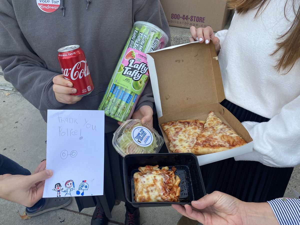 BillMelugin_'s tweet photo. As we were setting up for a live shot, Chabad of Brentwood just stopped by the west LA LAPD station to drop off dozens of boxes of pizza for the officers, and the entire school wrote cards for them. @CaptainJonTom @LAPDWestLA https://t.co/YSIPxU9dh2