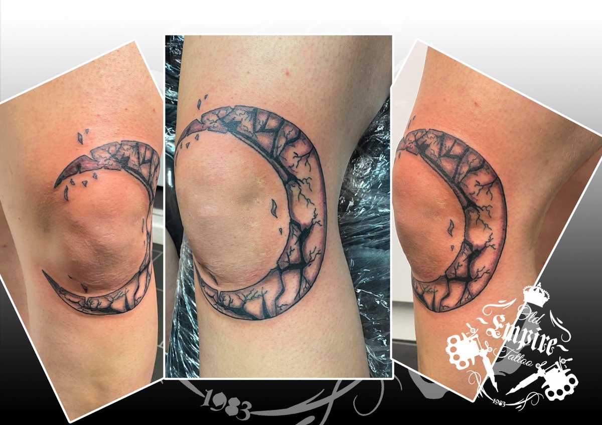Cool crescent moon tattoo around the knee! #MoonTattoo #CrescentMoon #CrescentTattoo #KneeTattoo #TattooedWomen #GirlsWithTattoos #TattooedGirls #BlackAndGrey #OldEmpireTattoo @OldEmpireTattoo