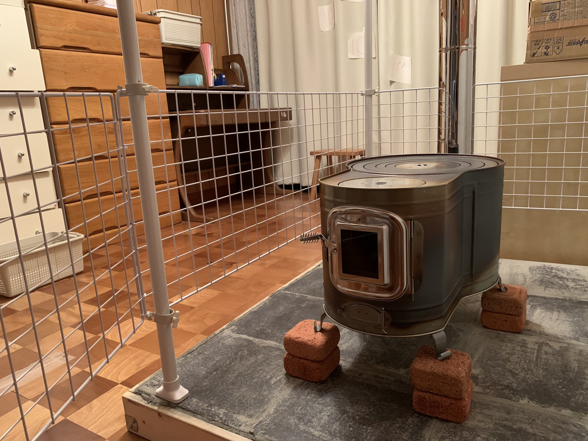 砂田沙紀 海運堂 室内に薪ストーブも設置しました 下の炉台 煙突 安全柵 全て夫が自力で据えつけました ストーブ 本体はコーナンで5 000円程度 次は薪ストーブ燃焼に慣れる事が目標です T Co Qtqa5g5rlt Twitter
