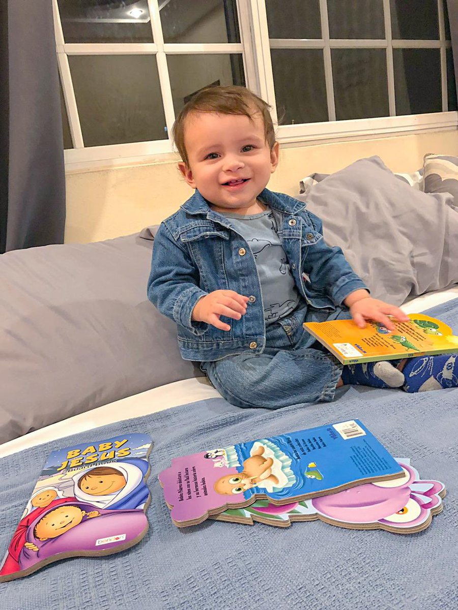 NattyPaz's tweet photo. Mi hijo hoy anda de galan bien enchamarrado y leyendo la biblia 😍 #BabyRodri https://t.co/xTvXwSbwAw