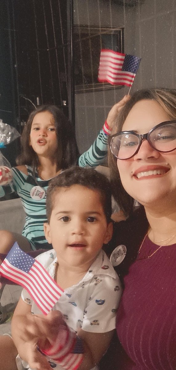 ElizabethMateo's tweet photo. Compartiendo con los niños las incidencias de esta #NochedeEleccionesUSAenRD, agradezco a la @EmbajadaUSAenRD y @ElDominico por invitarnos a esta celebración virtual. Como #StateAlumni @StateIVLP y amiga del pueblo de los Estados Unidos, les deseo una exitosa jornada electoral. https://t.co/n5ovtNOn7n