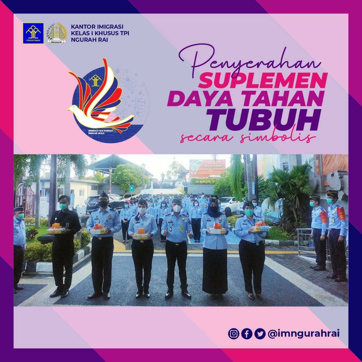 imngurahrai's tweet photo. Penyerahan suplemen dilakukan secara simbolis saat apel pagi. Kegiatan ini dalam rangka memeriahkan Hari Dharma Karyadhika 2020.
Tetap jaga kesehatan ya Sobat Mido, selalu mencuci tangan, memakai masker, dan menjaga jarak
#Suplemen #HDKD2020 #imigrasingurahrai #bali #arfr https://t.co/4rvNJBy5Ih