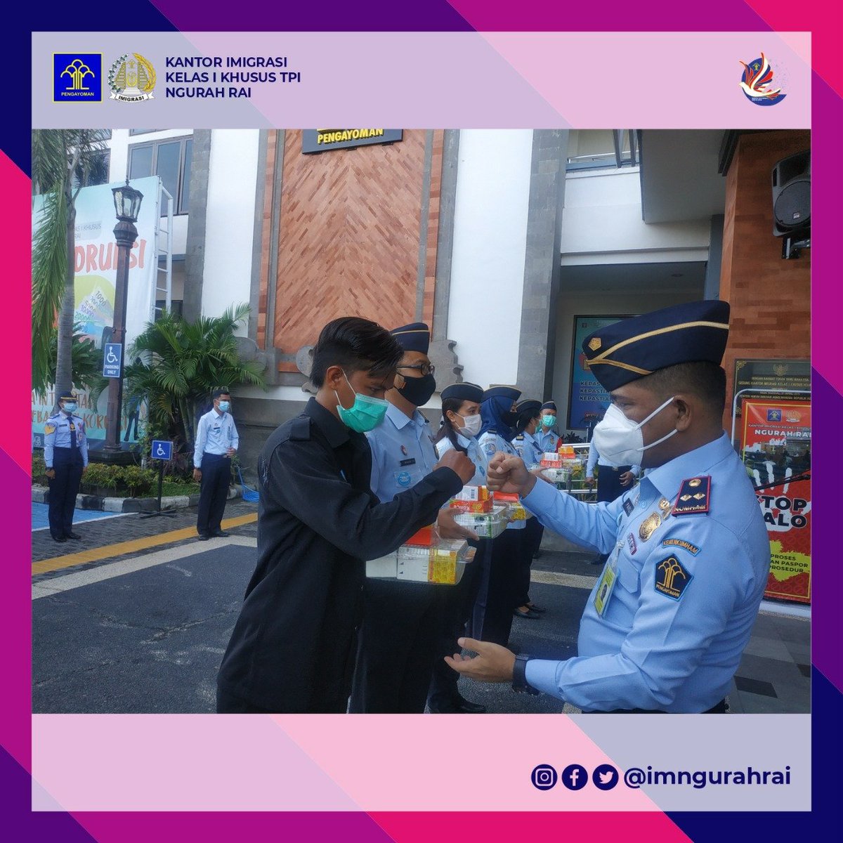 imngurahrai's tweet photo. Penyerahan suplemen dilakukan secara simbolis saat apel pagi. Kegiatan ini dalam rangka memeriahkan Hari Dharma Karyadhika 2020.
Tetap jaga kesehatan ya Sobat Mido, selalu mencuci tangan, memakai masker, dan menjaga jarak
#Suplemen #HDKD2020 #imigrasingurahrai #bali #arfr https://t.co/4rvNJBy5Ih