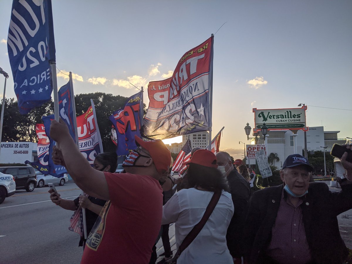 Un cubano en el Versailles: "Bueno, si no gana Trump al menos ya gocé". 🤷
Cobertura en <a href="/OnCuba/">OnCuba</a>
#Election2020 #ElectionNight #Elecciones2020 #Miami #Cubans