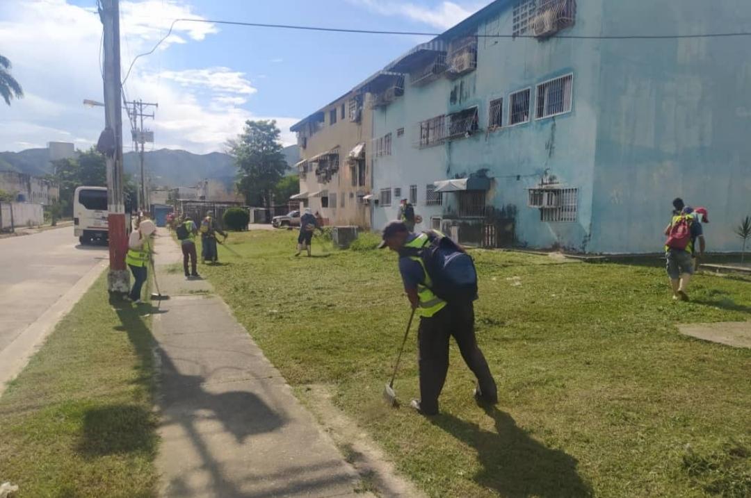 La atención a todas nuestras comunidades es muy importante para nosotros por lo que dimos continuidad al "Plan de limpieza y mantenimiento" desde el sector Paseo Bloque para ofrecer #UnNuevoMBIParaTi más bonito y agradable en el marco de la Gran Misión <a href="/mvzlabella/">Misión Venezuela Bella</a>