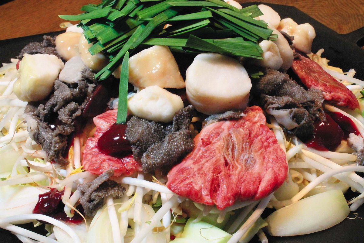 SUNDAYsaikyo's tweet photo. 薩摩地鶏ももの炭火焼と熊本直送鮮馬刺しが人気の同店。この時期おすすめは、肉鍋2,400円。九州産黒毛和牛ホルモンや薩摩黒牛カルビをふんだんに使用。同店看板メニューになればと考案。紙面にお得なクーポンあり。
詳しくは今週の「＃サンデー西京」をチェック！
＃山口市
＃旨いもん酒場とらっ家 https://t.co/9QgFLpUdP6