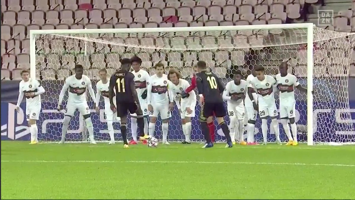 Bahkan dengan 11 pemain di garis gawang.

Midtjylland masih tidak bisa menahan tendangan Tadic 😂

#UCL