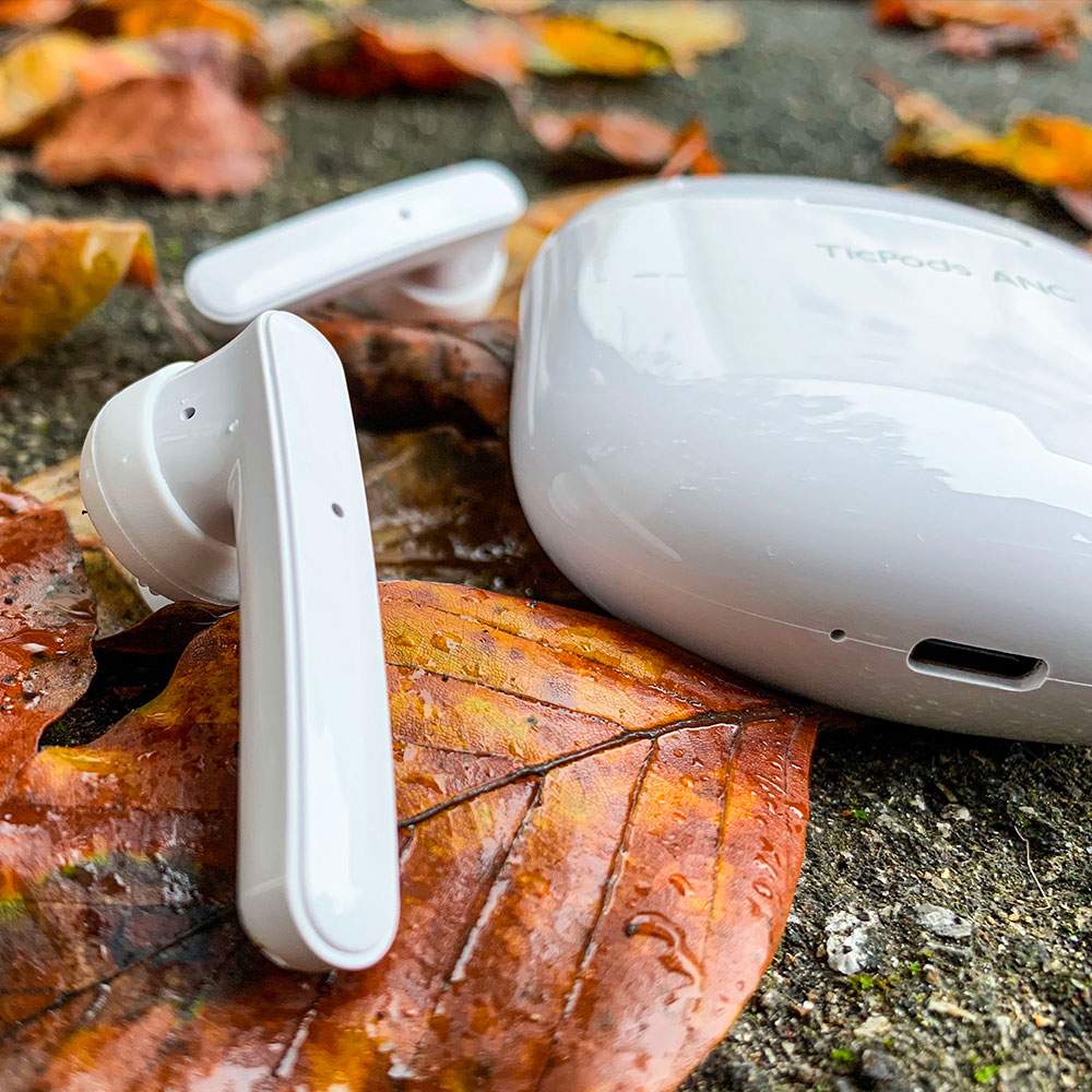 Mobvoi_Official's tweet image. Switch off from the outside world and immerse yourself in your music. 🎶🎼🎸With an #IPX5 waterproof rating, the #TicPodsANC is water-resistant and sweat-proof.  #ActiveNoiseCancelling