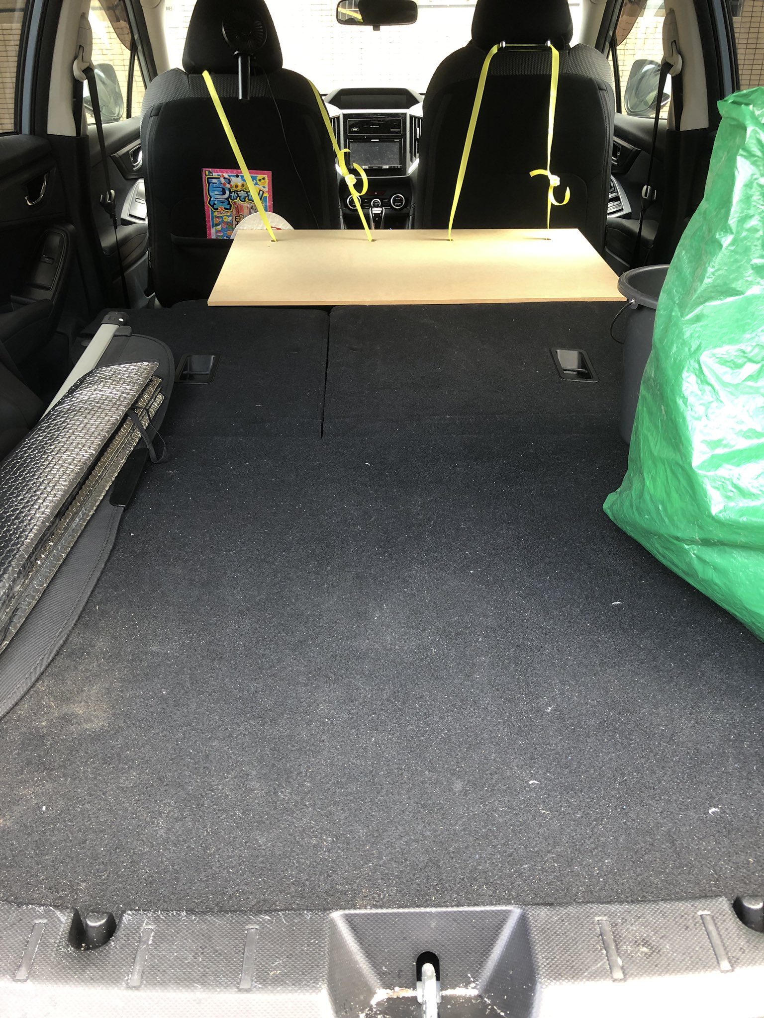 やげちー Subaru Xv車中泊計画は一旦こんなもんで ハッチバックの段差6cmは断熱材で埋めた 運転席と後部座席の隙間は厚めのベニヤ板で工作したら割と良い感じになったよ 斜度はあるけどほぼフラット あとは注文したマットと寝袋敷けばオケかな