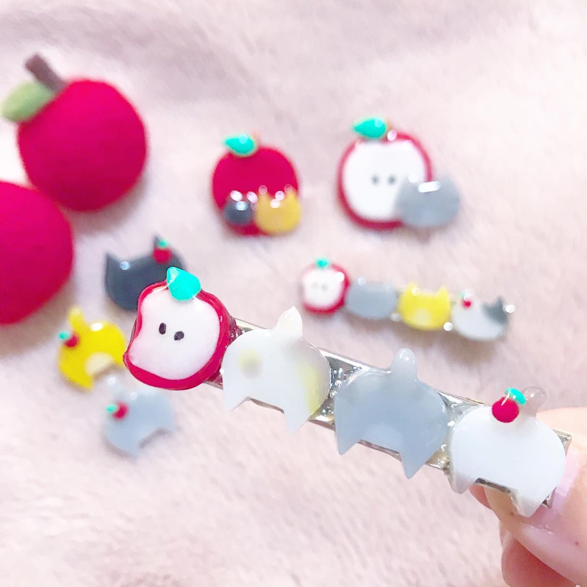 AtelierRunon's tweet photo. 11/7,8 デザインフェスタVol.52参加いたします♡4階J-88でお待ちしております♡季節のにゃんこブローチが1月〜12月まで大集合‼︎今月の新作は"りんご"です🍎
#東京ビッグサイト
#デザフェス52
#デザインフェスタ52
#デザフェス
#AtelierRunon https://t.co/NQeqI3DwbY