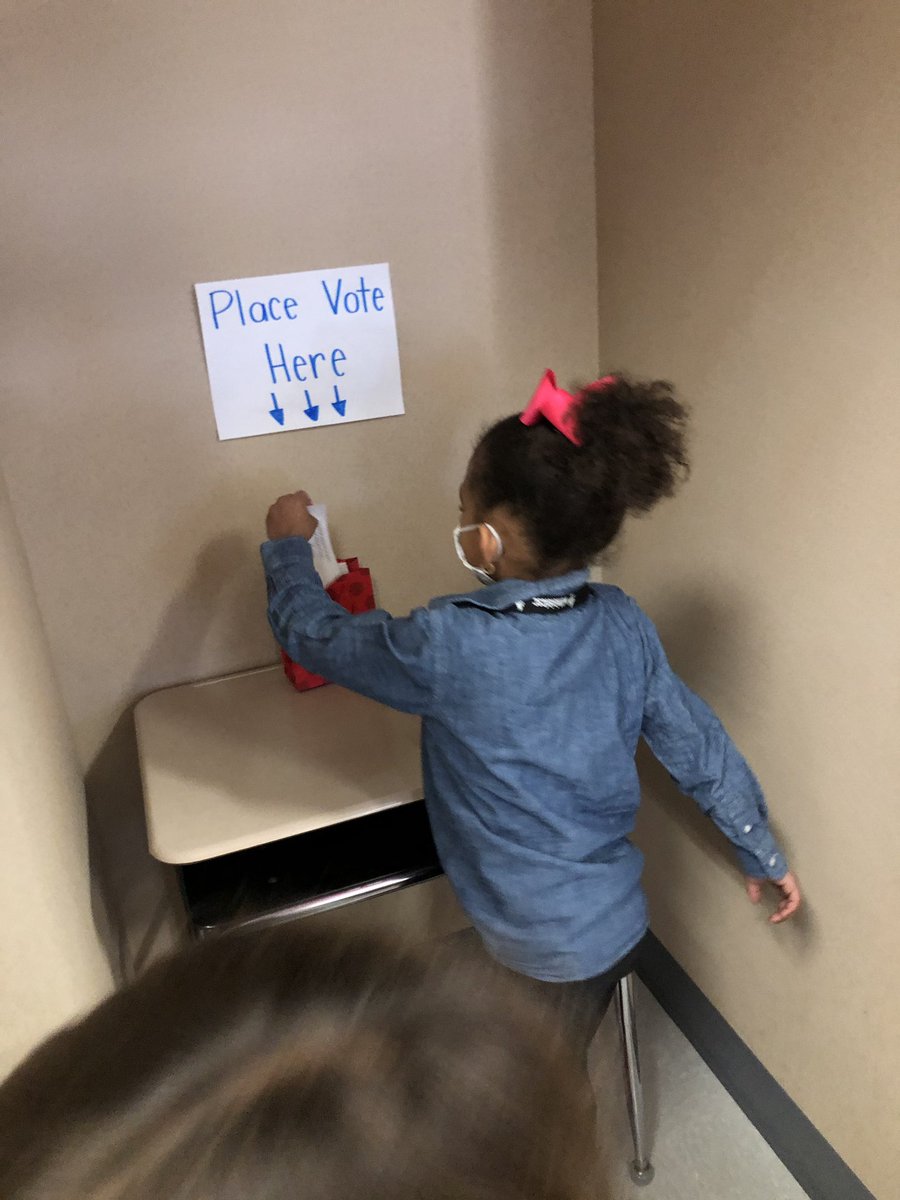 HBStokesES's tweet photo. Mrs. King’s class had their own election today in class where students cast their vote for book characters for president.
#thisislcsc
@LCSCSuper
#LCSCstory
@Lebanon_Schools
#TigerPRIDE https://t.co/oxV11DQ2BJ