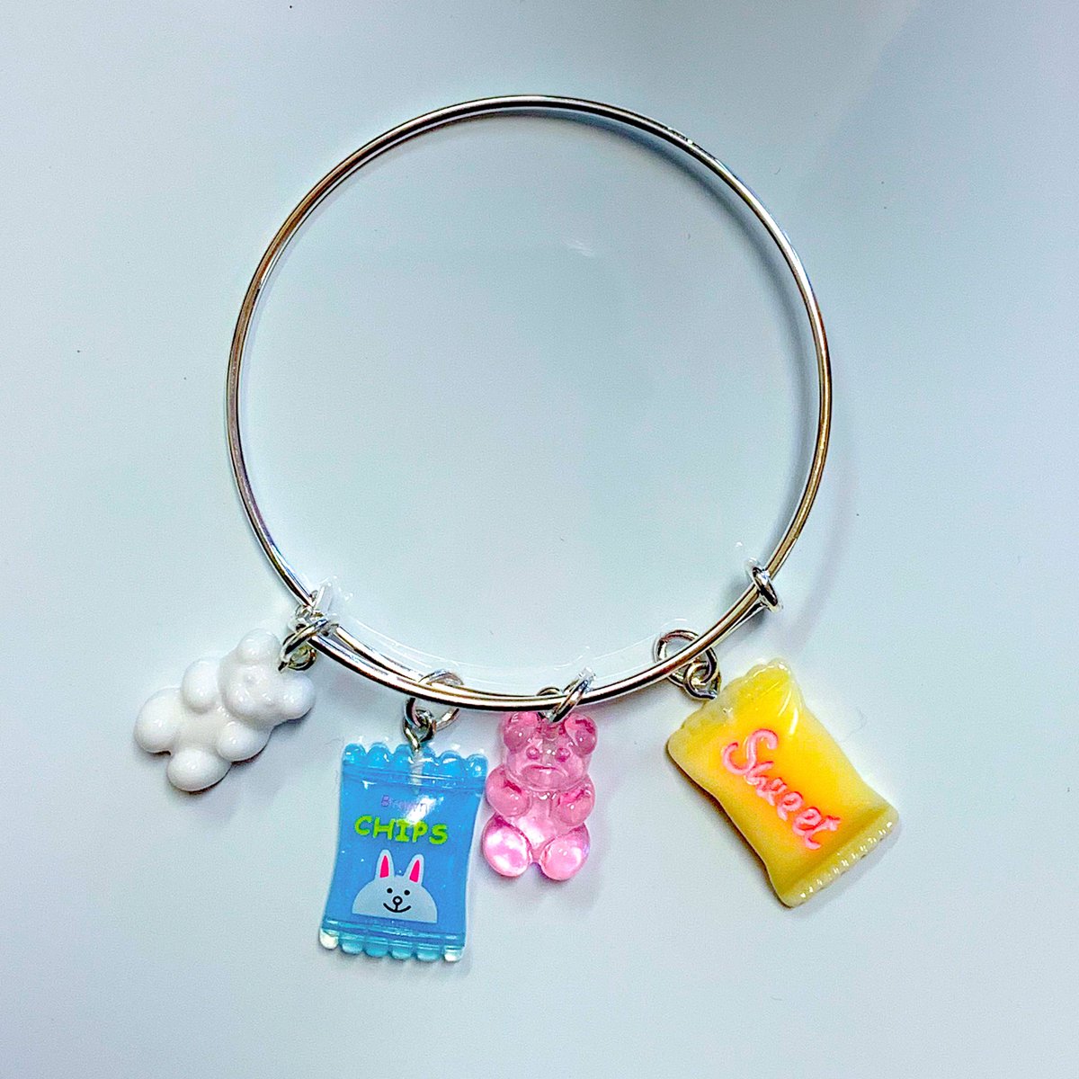 AiechAccessorie's tweet photo. Here are some of our brand new products that got launched last week.
link in bio!!💕

#charmbracelets #charmbangles #designercharms #candycharms #supportsmallbusiness #blackbusiness #BlackOwnedBusiness #wssu #wssu24 #dc https://t.co/U354GfEqRI