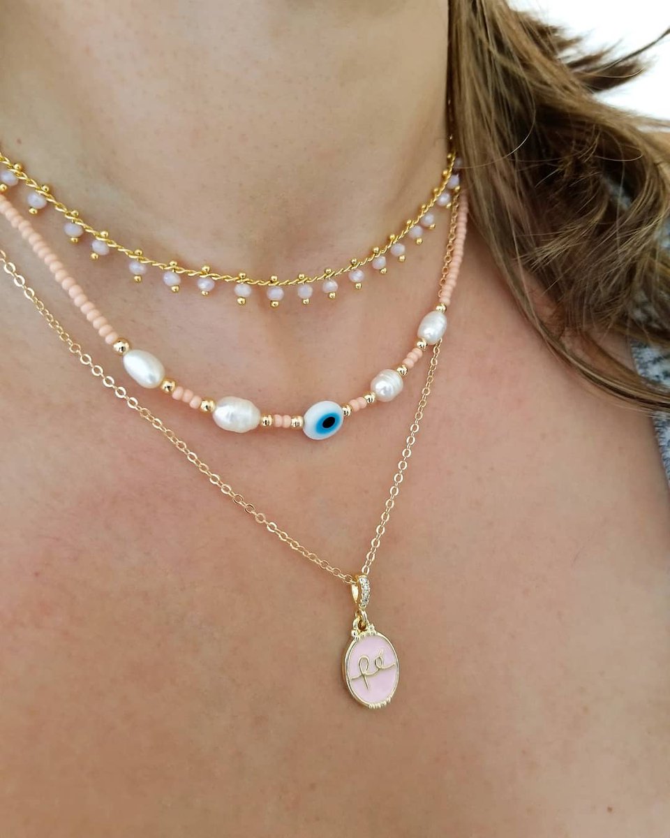 ChicBijoux's tweet photo. Para las que queremos tres collares máximo 😂

Esta linda opción de layers,
¹ Choker de cristales
² Choker de ojito y perlas 
³ Cadena Fe

También los tenemos en  negro, rojo y turquesa, puedes ordenalos aquí o adquirirlos en @vitrina593 Plaza Navona 🛍

#layering #loveChicBijoux https://t.co/RyaQb2d8ey