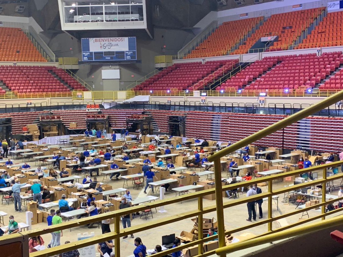 PRconPPierluisi's tweet photo. Actualización: Sin funcionarios electorales los Populares en las mesas del Coliseo. Foto tomada 9:43pm. ¡Habla ahora Cirilo! Desmiénteme 😡 - los #PPD quieren detener la democracia. @WapaTV @TelenoticiasPR @NotiUno @UnivisionPR @VillafanePR https://t.co/uc59dI6fVY