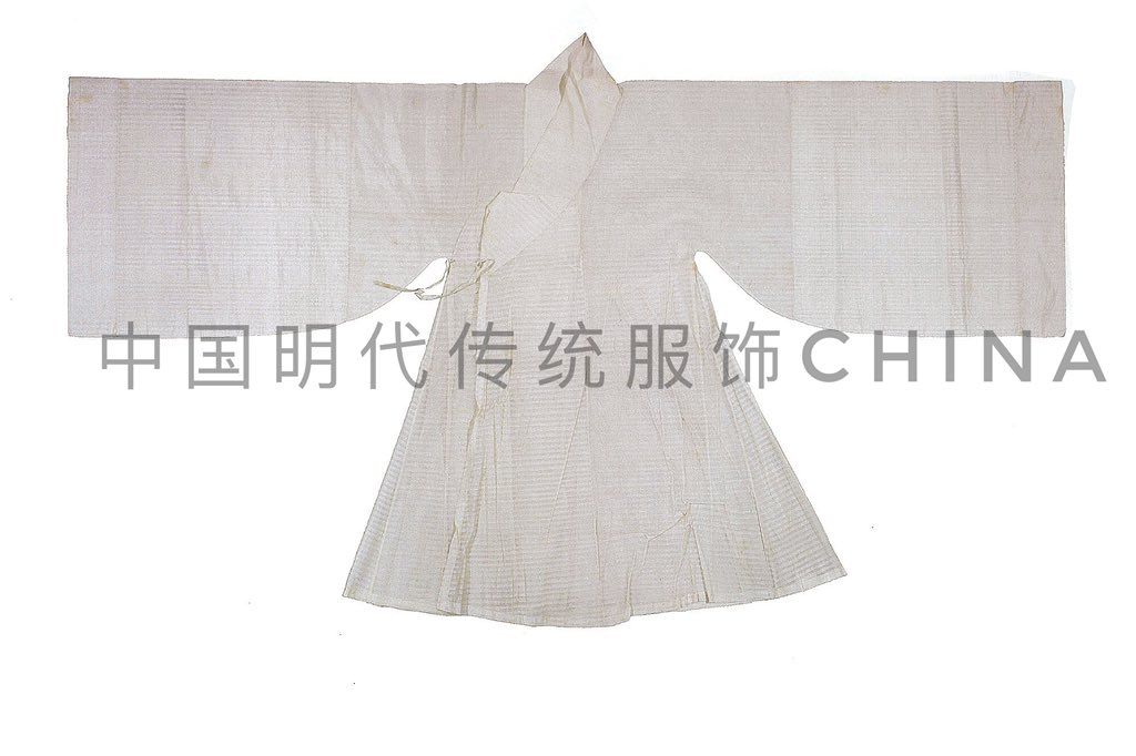 ZhouzhouFox's tweet photo. 穿着道袍的晚明女子。

参考文物明代暗条纹白罗道袍
山东博物馆藏
��领右衽，大襟阔袖，左右暗摆，暗花卉纹白罗护领。

#hanfu_challenge
#汉服挑战 
#漢服チャレンジ 
#한푸_도전 https://t.co/Gl0zyrhPIr