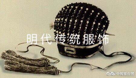ZhouzhouFox's tweet photo. 明代，崇祯皇帝皮弁服坐像。
根据万历定陵出土文物及万历皇帝皮弁服画像绘制

#hanfu_challenge
#汉服挑战 
#漢服チャレンジ 
#한푸_도전 https://t.co/bsSFjQGjiI
