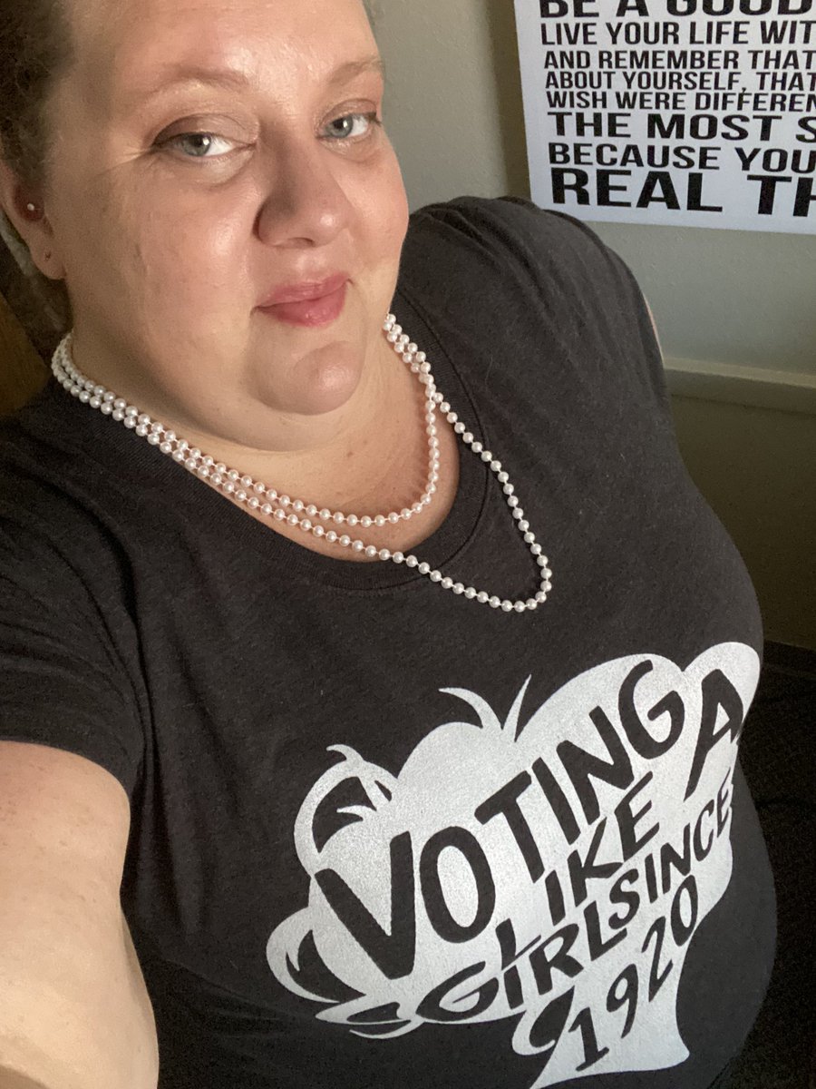 juleighanna's tweet photo. I early voted, but Iβve got my #PearlsForRBG on today for extra luck. https://t.co/nbz54l5Qk0