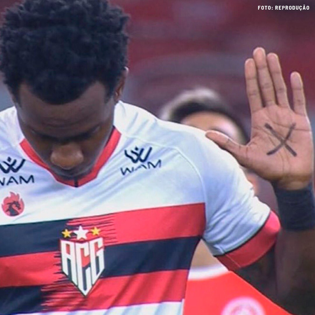 TNTSportsBR's tweet photo. GIGANTE! O atacante Hyuri, do Atlético-GO, se posicionou no 'caso Mari Ferrer' e protestou contra a violência à mulher. https://t.co/GvVnfAJTjh