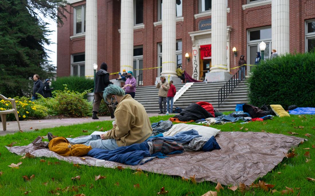 ODEphoto's tweet photo. ICYMI: Three protestors are chained to the north entrance of Johnson Hall as part of an overnight demonstration after a Black Lives Matter benefit concert on Oct. 4, 2020. // Photos by @summersurgentg https://t.co/9dytN7CobP