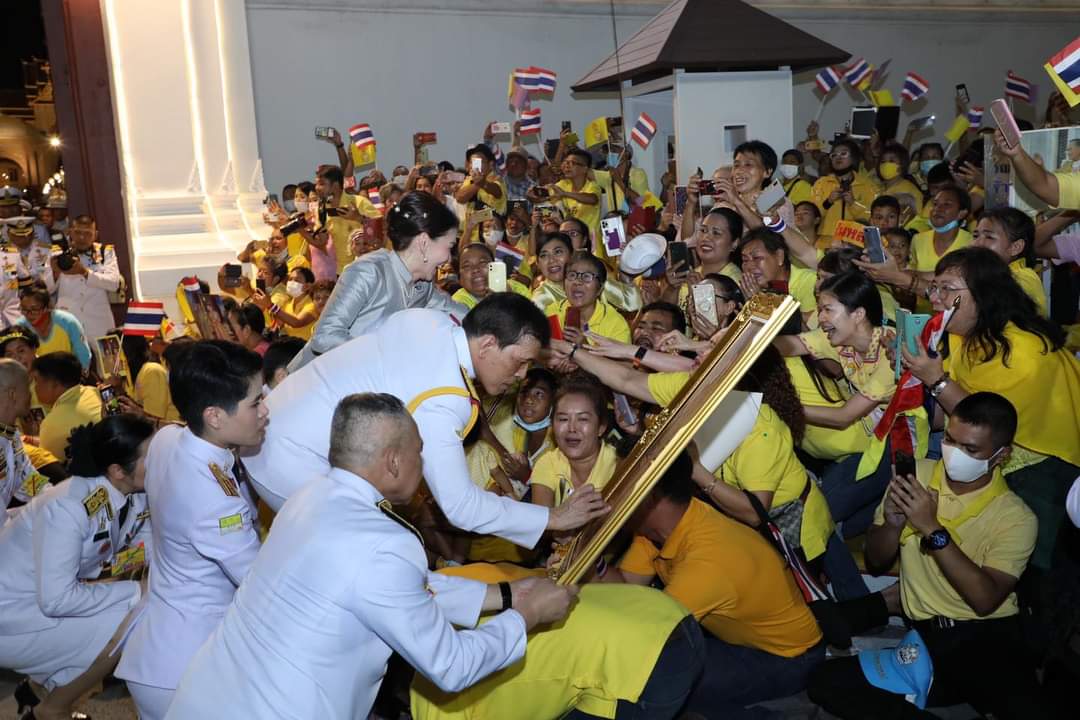 Hansak11's tweet photo. ทรงพระเจริญ
#4พยเรารักในหลวง https://t.co/1cczM4ZVYh