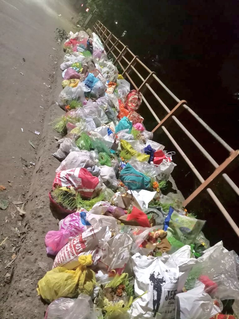ErikSolheim's tweet photo. Everyday hero! 
Chandra Kishore Patil from the ancient and holy city of Nashik in Maharashtra India 🇮🇳 stands beside the Godavari river from morning till 11 at night with a whistle and stops people from throwing garbage into the river. 

@swethaboddu https://t.co/zuo8d10oMe