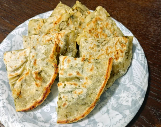 ぺったん焼き✨

ばーちゃん直伝、昔ながらの粉もんおやつです✨
焼きまんじゅうやホットケーキの様に甘くないのに、味噌の旨味が大好きでモリモリ食べてた記憶✨

具をナッツやあんこ、チョコ、干し芋、干し柿など入れたりして甘い系も美味しいおやつです✨ 