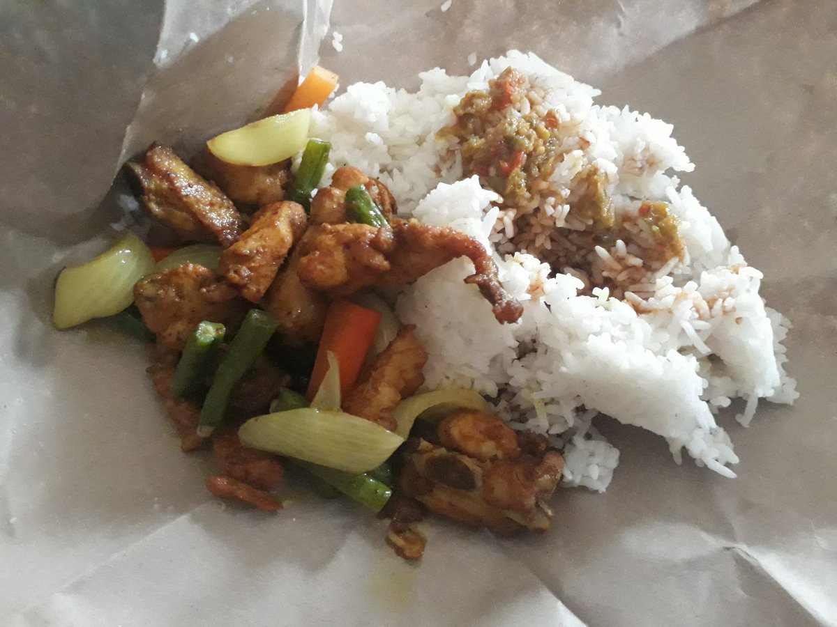 Sumo_Kitchen's tweet photo. Aterr. Di Ipoh pon ada nasi ayam kunyit sambal pedas berayor ayir mata! Jom nyoket ke taman cempaka. Gerai #sumokitchen betul² depan benteng @peghokpekat https://t.co/ek3B2YRLAb