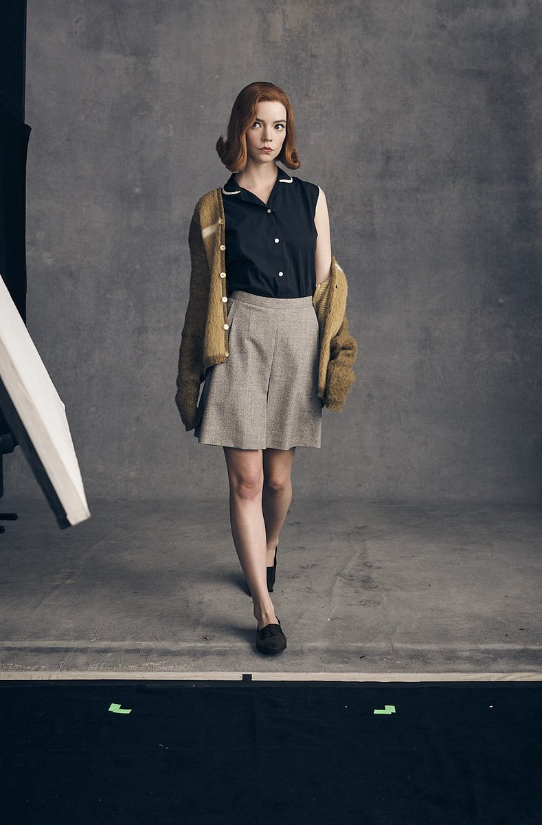 Suka banget sama gaya para pemain The Queen's of Gambit di studio nih. Bisa disave atau dijadiin wallpaper kalo mau.