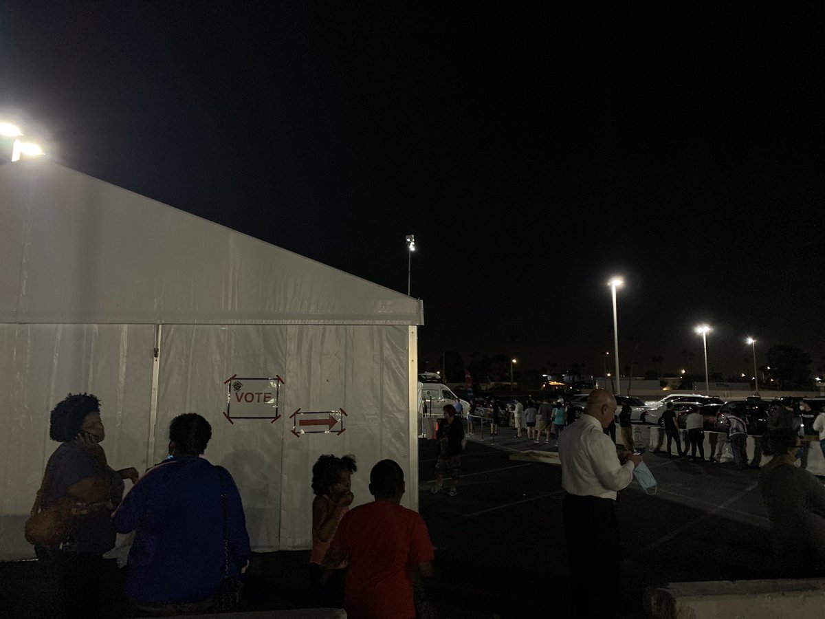 EliPagePhoto's tweet photo. The Boulevard Mall polling site with about 100 voters in line with 45 minutes until site closes. #RJnow #2020Elections https://t.co/nssZDNxcDf
