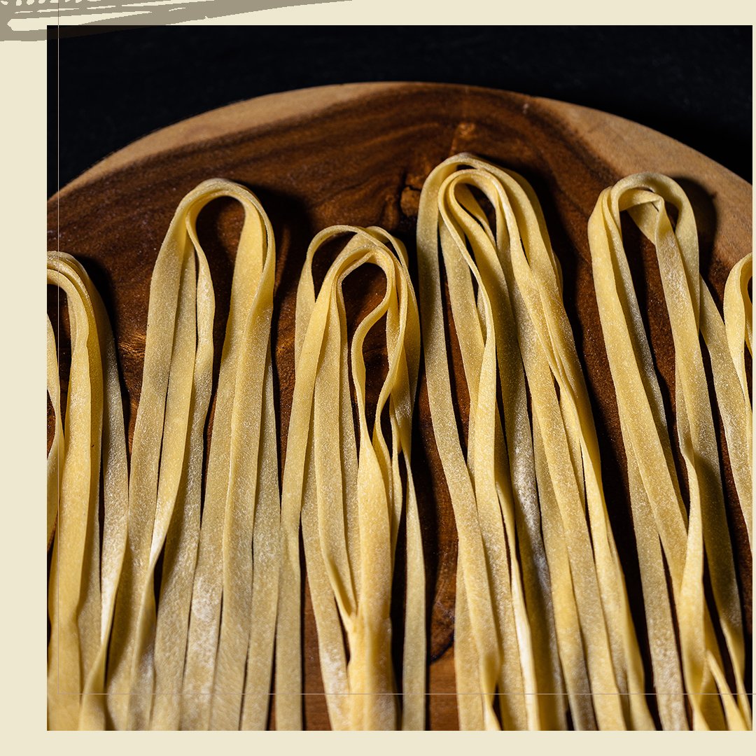 di_voglio's tweet photo. Never sit around and wait for someone unless they deliver fresh tagliatelle for your enjoyment 🍝 #pastagoals
#deliveredtoyourdoor #foodstagram #lovefood #tagliatelle #handmade #nomachines #vogliodipiu #vogliodipiupasta #foodoftheday #miamifoodie #instafood #foodlover #foodpic https://t.co/Nzv3yJC2dV
