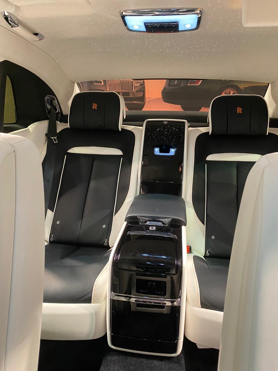 Недавно проходила презентация Rolls-Royce Ghost 🔥.

Автомобиль в плане дизайна и оснащения изменился очень сильно. В дизайне обновленной модели инженеры Rolls-Royce старались убрать обилие лишних элементов, не так много лака, блеска и хрома как это было у предыдущих моделей.