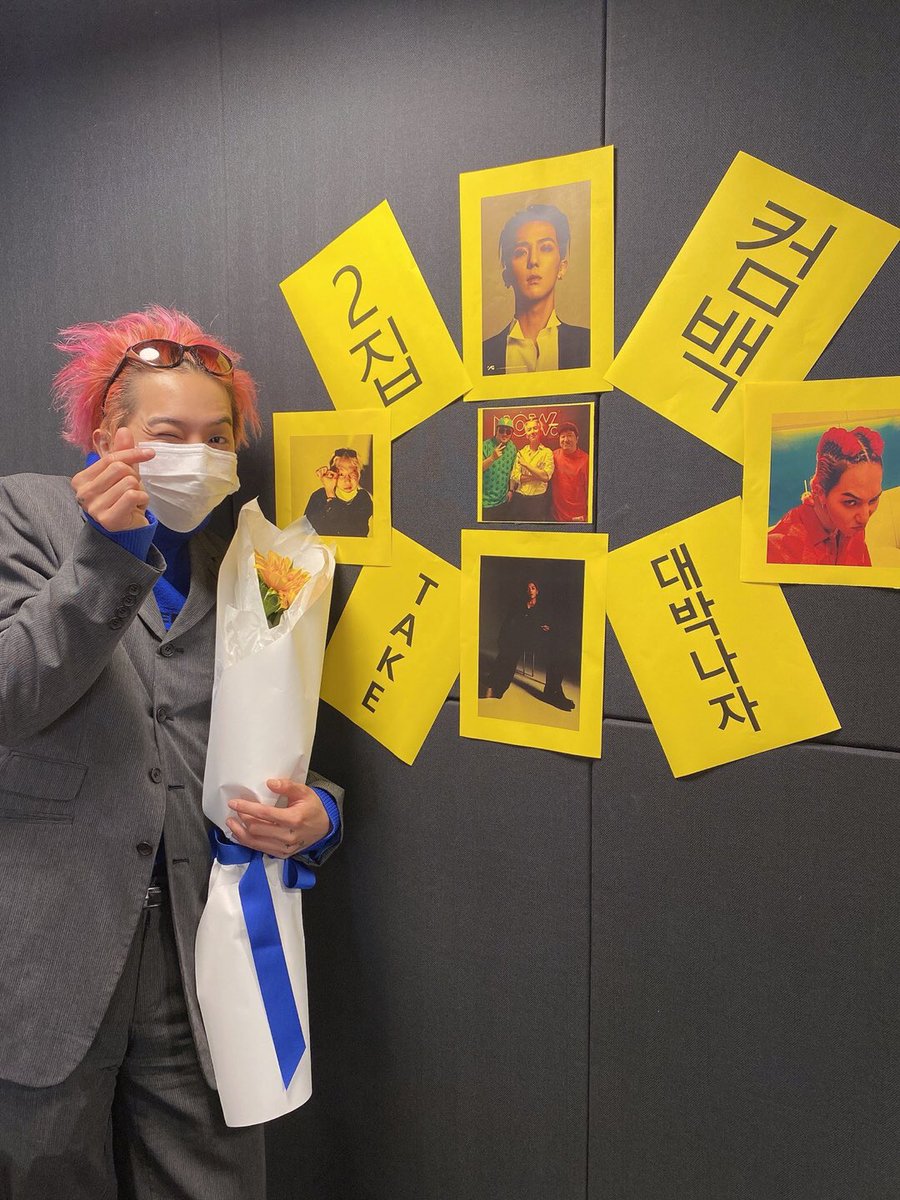 npop_zip's tweet photo. 우리 미노🥰😆 나온대서 #네이놈 스타일 해바라기응원🌻☺️홍미더머니 (홍합song)에는 실패했지만 #송민호 #도망가  #TAKE 제대로 홍보했긔💙👉다음주 생방 게스트 엄지척~👍 #홍진영 납시요~~ 🛎알림설정하고 #도망가 https://t.co/xVpPO6PNCA