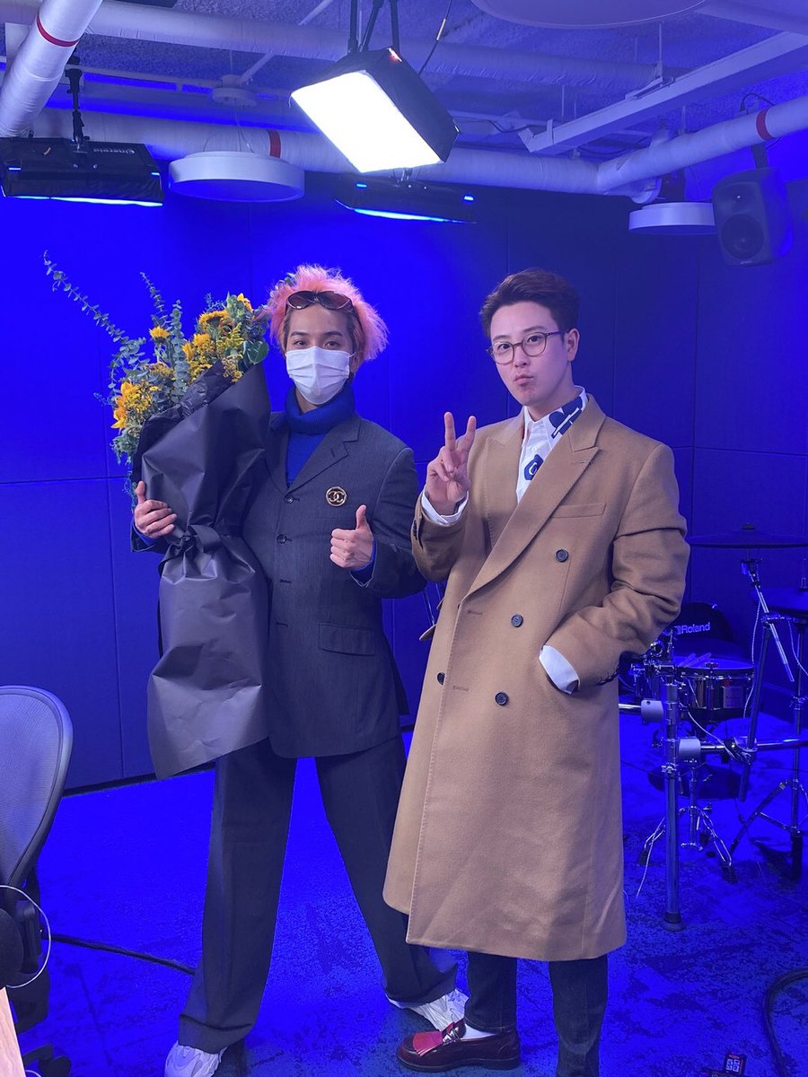 npop_zip's tweet photo. #Brrrrfriends 두둥🥳 오늘은 #송민호 #TAKE 컴백스페셜🌻대놓고 전곡리뷰🌻보고싶었던 푱알! 오늘은 안 #도망가 고 Brrrr컴백! 푱알이 찐친노래 직접홍보할거라는~~ 밤 9:30 🛎알림설정하고 같이듣긔 https://t.co/M1fyjqaeZ5
