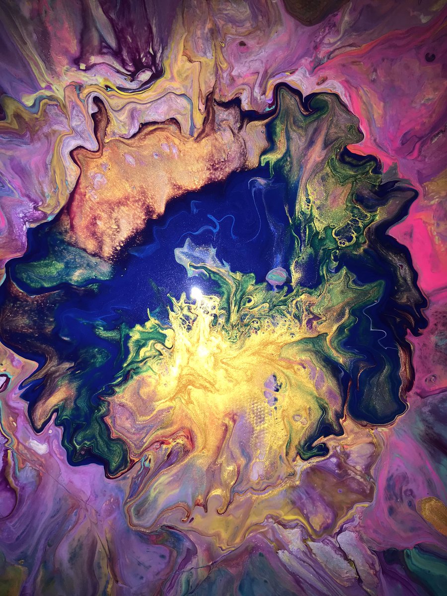 taruche's tweet photo. Totally love how this flower bloomed! 🥰 #artistontwittter #colourontwitter #colouringtwitter #fluidart #fluidpainting #artoftheday #arteza #owatrol https://t.co/RDuZh9Qi8M