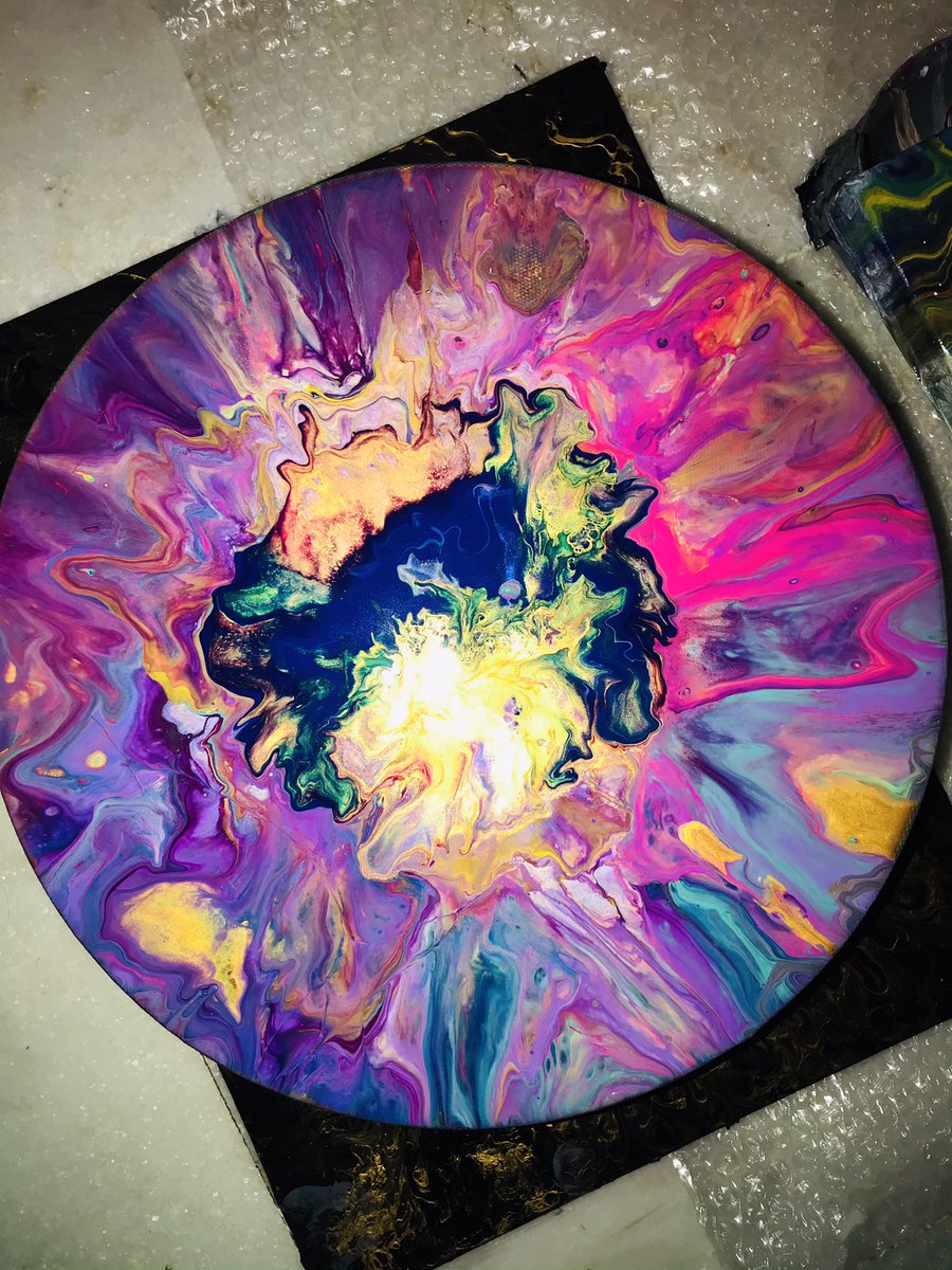 taruche's tweet photo. Totally love how this flower bloomed! 🥰 #artistontwittter #colourontwitter #colouringtwitter #fluidart #fluidpainting #artoftheday #arteza #owatrol https://t.co/RDuZh9Qi8M