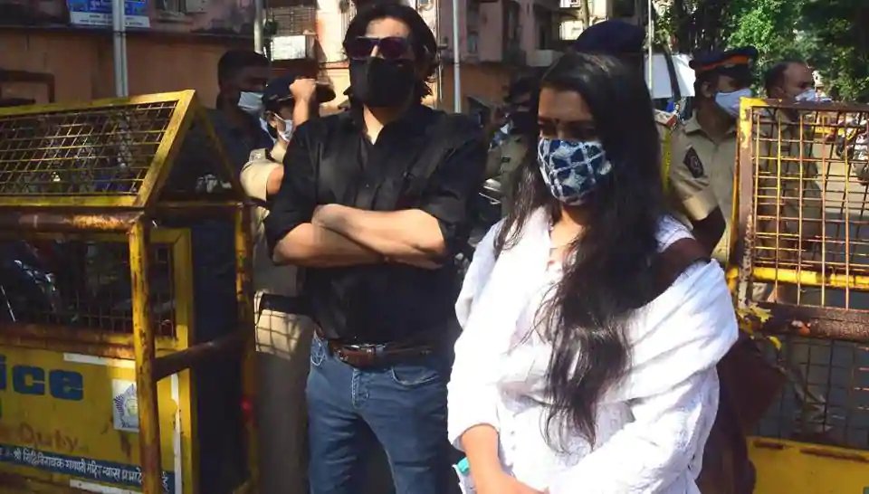 ‘No one is above the law’: Maharashtra home minister Anil Deshmukh on #ArnabGoswami’s arrest

hindustantimes.com/india-news/no-…