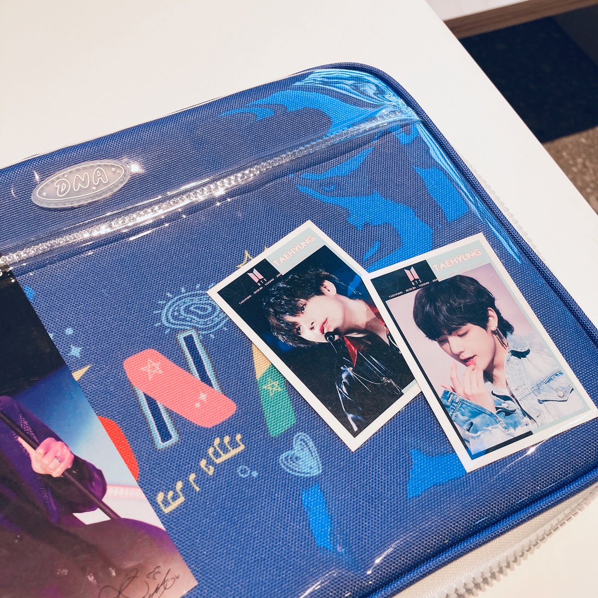 💜11인치 아이패드 파우치💜

태형이가 왜 거기서 나와? (❁´◡`❁)
투명포켓 활용도 100퍼센트👍
오늘도 뷔미모 열일중✨

💜KOR : 11st.kr/&B5iSX2
💜ENG : 11st.kr/!B5rnJQ

본 제품은 정식라이선스 계약을 통하여 제작한 정품입니다.
#BTS #방탄소년단 #DNA #BTSDNA