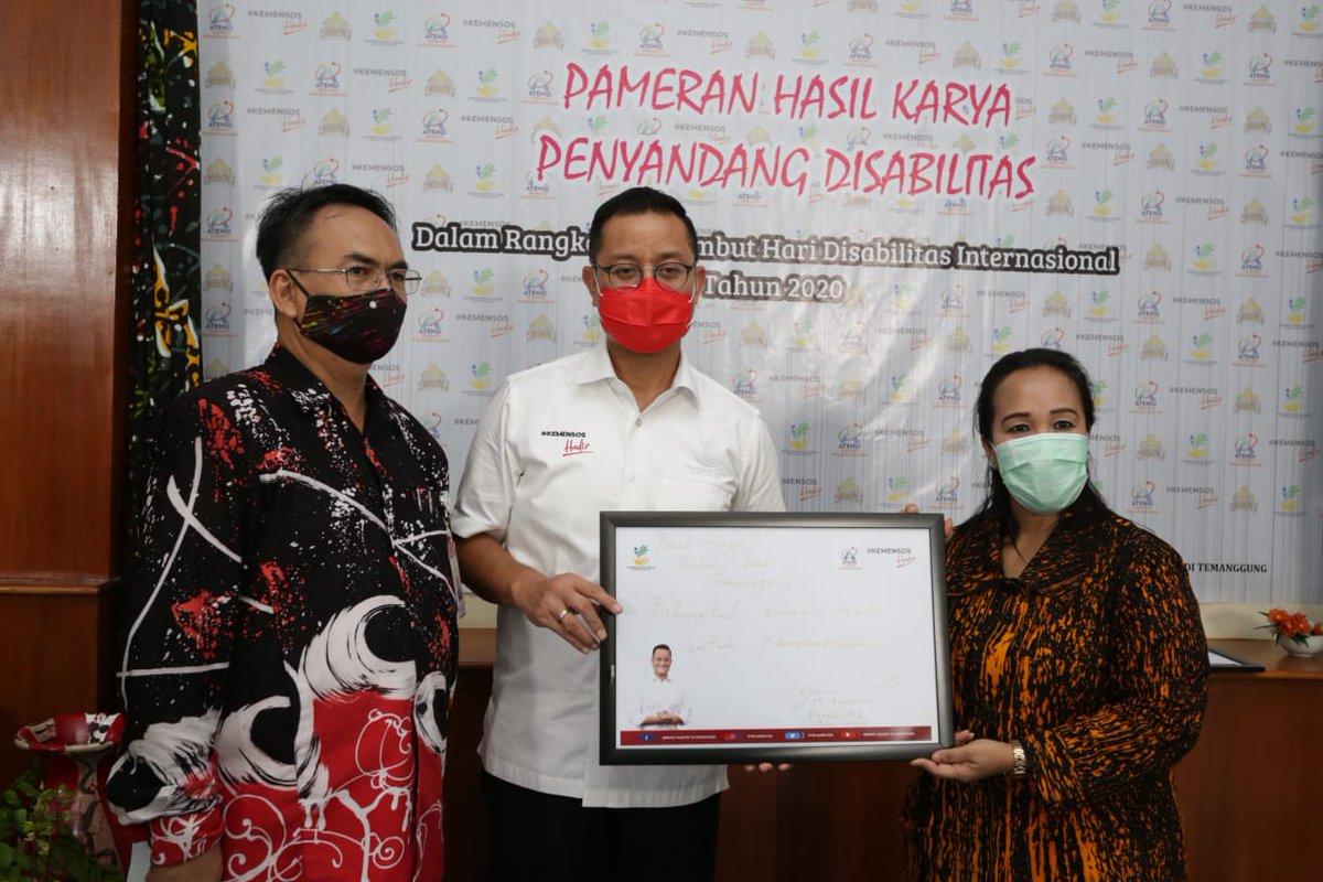 Kementerian Sosial RI (@kemensosri) on Twitter photo #InfoSosial
Menyongsong peringatan Hari Disabilitas Internasional (#HDI2020) pada Desember nanti, Mensos @juliaribatubara terus perkuat dukungan Penyandang Disabilitas. Kemarin Selasa, Mensos didampingi Dirjen Rehabilitasi Sosial mendatangi <a href="/bbrspdi/">BBRSPDI Kartini</a> di Temanggung, Selasa (03/11) #InfoSosial
Menyongsong peringatan Hari Disabilitas Internasional (#HDI2020) pada Desember nanti, Mensos @juliaribatubara terus perkuat dukungan Penyandang Disabilitas. Kemarin Selasa, Mensos didampingi Dirjen Rehabilitasi Sosial mendatangi <a href="/bbrspdi/">BBRSPDI Kartini</a> di Temanggung, Selasa (03/11)