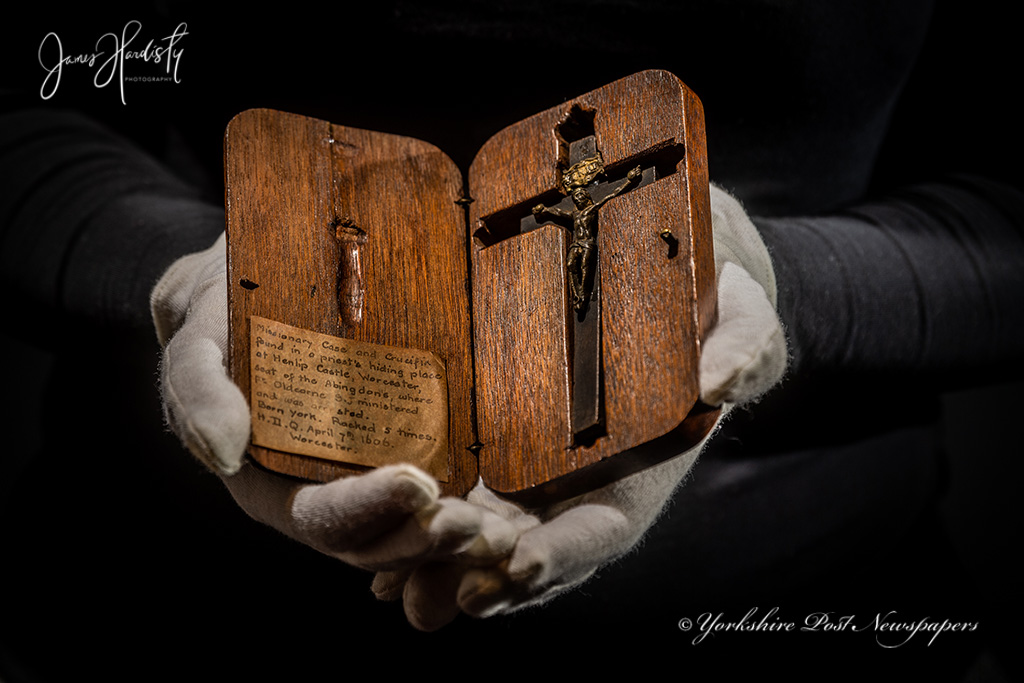 YPinPictures's tweet photo. My images in todays @yorkshirepost see online https://t.co/zw6SScBmVo from @barconventyork a Late 16th - early 17th century crucifix belonged to Fr. Edward Oldcorne who was #Hanged, #Drawn and #Quartered following the #GunPowerPlot @MarisaCashill @BenJonesPicEd #picoftheday https://t.co/WHbkpwnO5l
