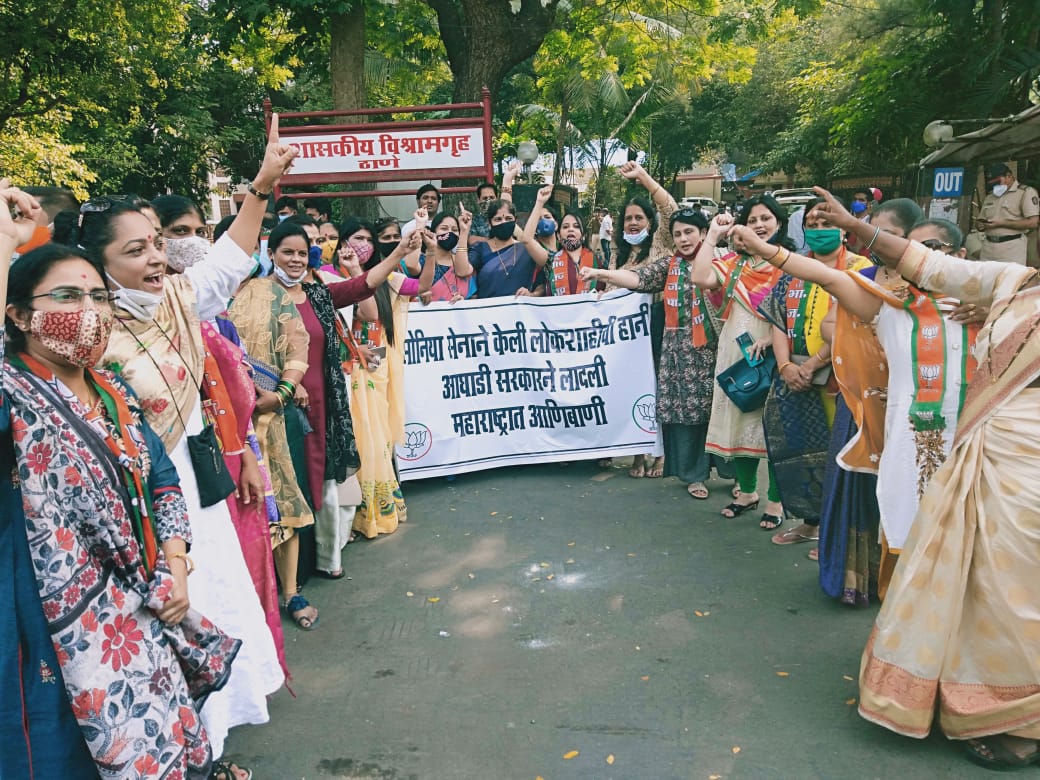 republic's tweet photo. #BREAKING on #IndiaWithArnab | Protest against the physical assault and arrest of #ArnabGoswami in Thane; Dearest viewers; raise your voice; tweet with the hashtag and sign the petition here - https://t.co/pRpEcbnTHY https://t.co/kzewIt9VT1